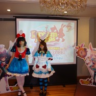 左:広報の大原絵理香氏(白雪姫イメージ)<br>右:運営ディレクターの武内友希氏(アリスイメージ)