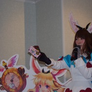 アリスモデルのオリジナルiPhoneケースを持つ武内氏