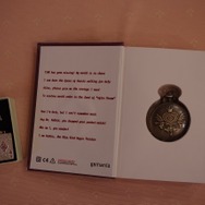 プレスキットと世界観をイメージした懐中時計