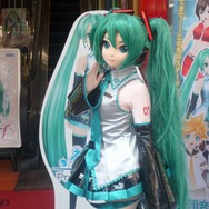 『初音ミク -Project DIVA- f』発売記念、林プロデューサーインタビュー ― ミクさんの新たな着ぐるみも登場