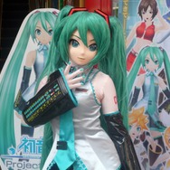 『初音ミク -Project DIVA- f』発売記念、林プロデューサーインタビュー ― ミクさんの新たな着ぐるみも登場