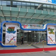 派手なディスプレイが設置され、祝祭的雰囲気を演出している