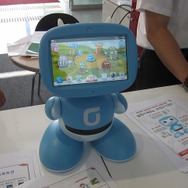 スマートフォンを埋め込んだコミュニケーションロボット