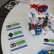 カードを順番に読み込ませてプログラムするロボット