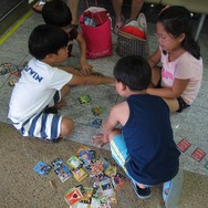 会場の隅ではTGCを遊ぶ子供たちの姿も