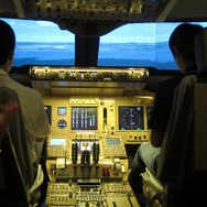 本格的なコックピット筐体を備えたフライトシムも登場