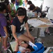 赤ちゃんをあやす少女などアジア的な光景もちらほら