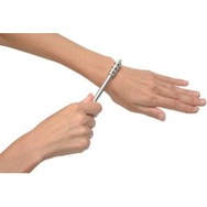 この発想はなかった！ゲームを遊びながらお肌マッサージできる「ゲルマローラー タッチペン for 3DS」