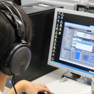 授業では各自、ヘッドホンでサウンド作りに挑む