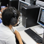 みんな真剣な面持ちでPCに向かう