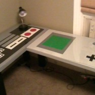 勉強がはかどらなさそう?ゲームボーイ&ファミコンコントローラーモチーフの机