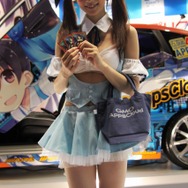 コンパニオンのお姉さん達もキャラクターをイメージした衣装に身を包む