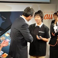 第1購入者に田中社長から端末が手渡された