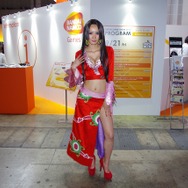 【TGS 2012】ハンコックの「メロメロ甘風」で思わず石化・・・バンナムブースの美人コンパニオンをフォトレポート