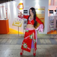 【TGS 2012】ハンコックの「メロメロ甘風」で思わず石化・・・バンナムブースの美人コンパニオンをフォトレポート