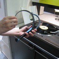 【TGS 2012】集中力の無い人はDJプレイができません・・・neurowearの脳波ターンテーブル