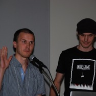 タッチで触れた部分だけが透ける仕組みが秀逸