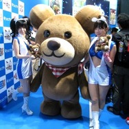 今回初出展ながら大活躍だったコロプラのクマ。ステージショウではモデルさんと一緒にコロプラダンスをピコピコ踊っていて超カワイイ！カメラマンにも大人気でした。