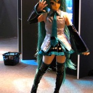 昨年は2頭身バージョンでしたが今年は等身大バージョンで登場の初音ミクさん。着ぐるみというよりはドーラーですね。