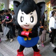 今年も外で頑張っていたゲーム攻略ツール「コードフリーク」のマスコットキャラ「ジャンプくん」。今年は涼しくて良かった！