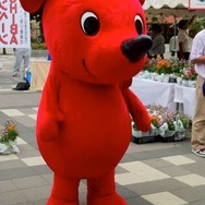 海浜幕張駅前にいた千葉県のゆるきゃら「チーバくん」。