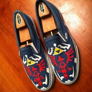 手塗りで描かれた「ハイラルの盾」模様のキャンバスシューズがカッコいい