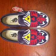 手塗りで描かれた「ハイラルの盾」模様のキャンバスシューズがカッコいい