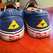 手塗りで描かれた「ハイラルの盾」模様のキャンバスシューズがカッコいい