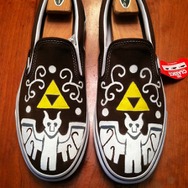 手塗りで描かれた「ハイラルの盾」模様のキャンバスシューズがカッコいい