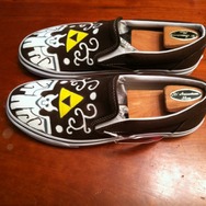 手塗りで描かれた「ハイラルの盾」模様のキャンバスシューズがカッコいい