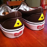 手塗りで描かれた「ハイラルの盾」模様のキャンバスシューズがカッコいい