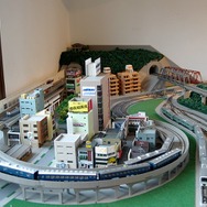 鉄道居酒屋で『鉄ゼミ』のラッピング電車が走る！