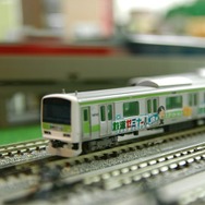 鉄道居酒屋で『鉄ゼミ』のラッピング電車が走る！