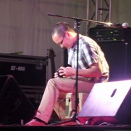 ウダーを演奏する宇田氏