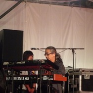 植松伸夫氏のバンドEBPとウダーの演奏が響いた!“自由が丘女神まつり”ライブレポート