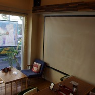 スクリーンには最新のPVが映し出されます