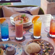 カラフルなドリンクは全4種(各500円)