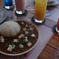 お昼はやっぱりマーボーカレー!ゲームの世界を存分に楽しめる「テイルズ オブ カフェ」の模様をレポート