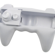 リモコンの横持ち用グリップ「CYBER・スマッシュグリップ」が発売決定