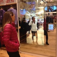 デジタルサイネージとARで好みの服を見つけられる「バーチャル試着システム」　ユニクロのサンフランシスコ店にて展開