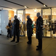 勝利したタイラントは新宿の街へと消えていきました