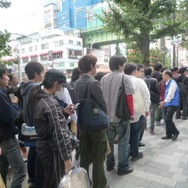 抽選会を待つファンたち