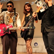 【UBIDAY2012】ダイノジの二人が『ロックスミス』でギターの腕前を披露!? 美しすぎるギタリストも登場