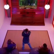 和室風な部屋で『Nintendo Land』の｢鷹丸の手裏剣道場｣を遊んでいます