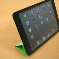 「Smart Cover」は3段に折りたたむことで、スタンドとしても利用できる