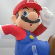 帽子のつばを持っています