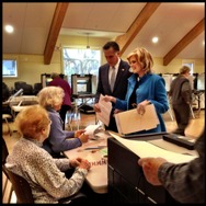 夫妻で投票するロムニー候補