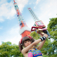 『ロリポップチェーンソー』×「日本ツインテール協会」コラボ企画始動、ロリチェンガールがチェーンソー片手に登場