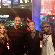 GT.TVでお馴染みのiJustineことJustine Ezarik氏（一番左）とGeoff Keighley氏（右から2番目）、そしてアメフト選手のMichael Boley氏（左から2番目）とAhmad Bradshaw氏（一番右）