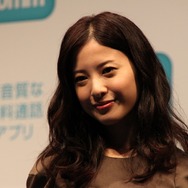 「commでいーじゃん!」女優の吉高由里子さんが無料通話アプリをアピール